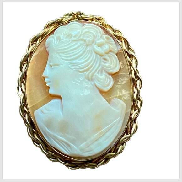 Lovely Vtg Hand-Carved Shell Cameo Brooch/Pendant, 14K Gold Frame, Signed Winard - Picture 1 of 7
